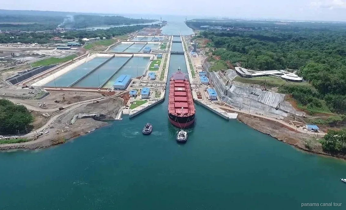 Barco en tránsito por las Esclusas de Agua Clara en el lado Atlántico del Canal de Panamá