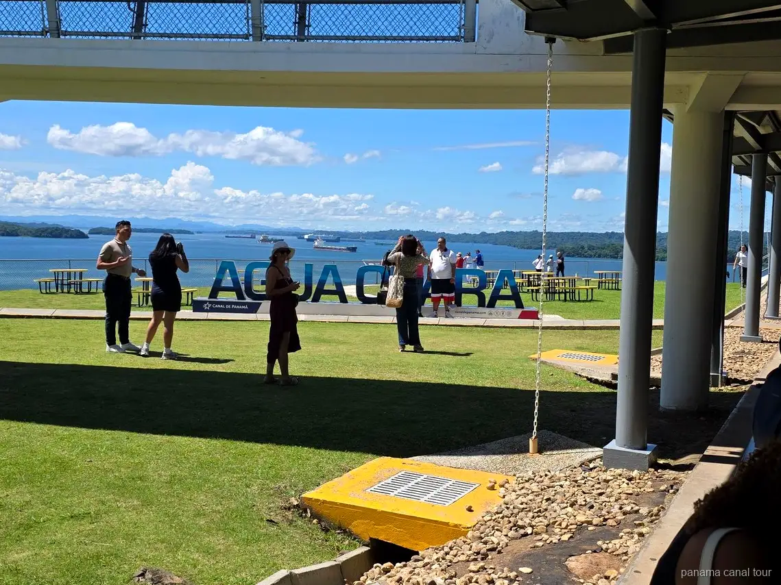 Panoramablick auf den Panamakanal von der Atlantikbrücke