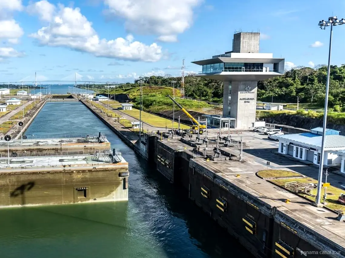 Elektrische Lokomotive führt ein Schiff durch die Gatún-Schleusen