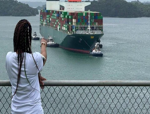 Barco en tránsito por las Esclusas de Agua Clara en el lado Atlántico del Canal de Panamá