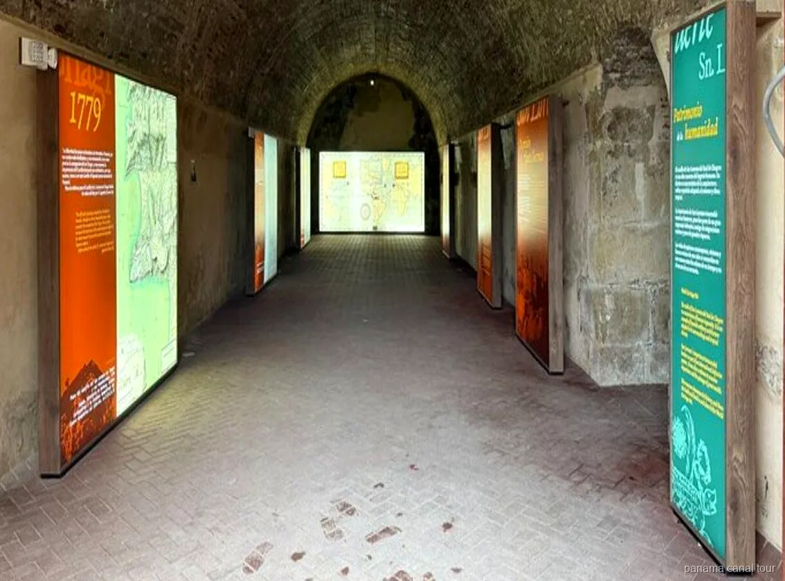 Cámara histórica de las Esclusas de Gatún vista durante el tour de esclusas y Fuerte San Lorenzo