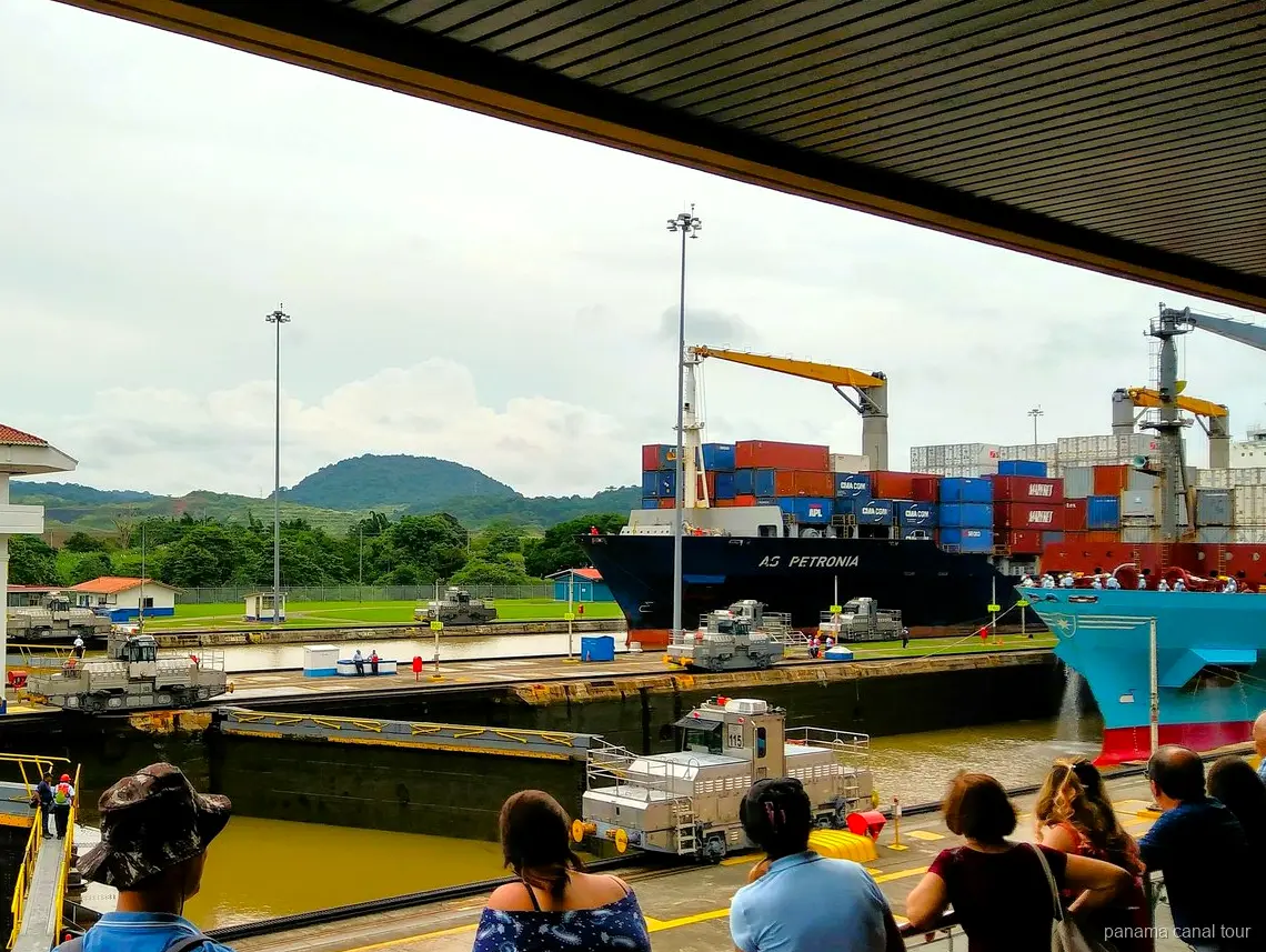Barco de carga visto desde un bote de fauna en el Canal de Panamá