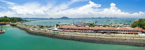 Grupo pequeño junto al letrero del Causeway de Amador en un tour del skyline del Canal de Panamá