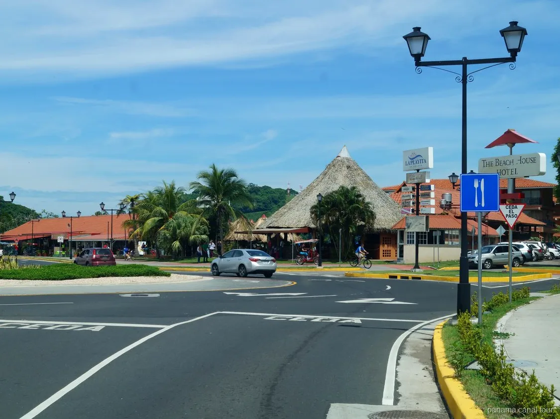 Guía explicando el sistema de esclusas del Canal de Panamá a los visitantes
