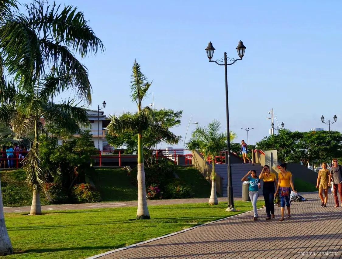 Vista del perfil de Ciudad de Panamá desde el Amador Causeway durante el tour del canal