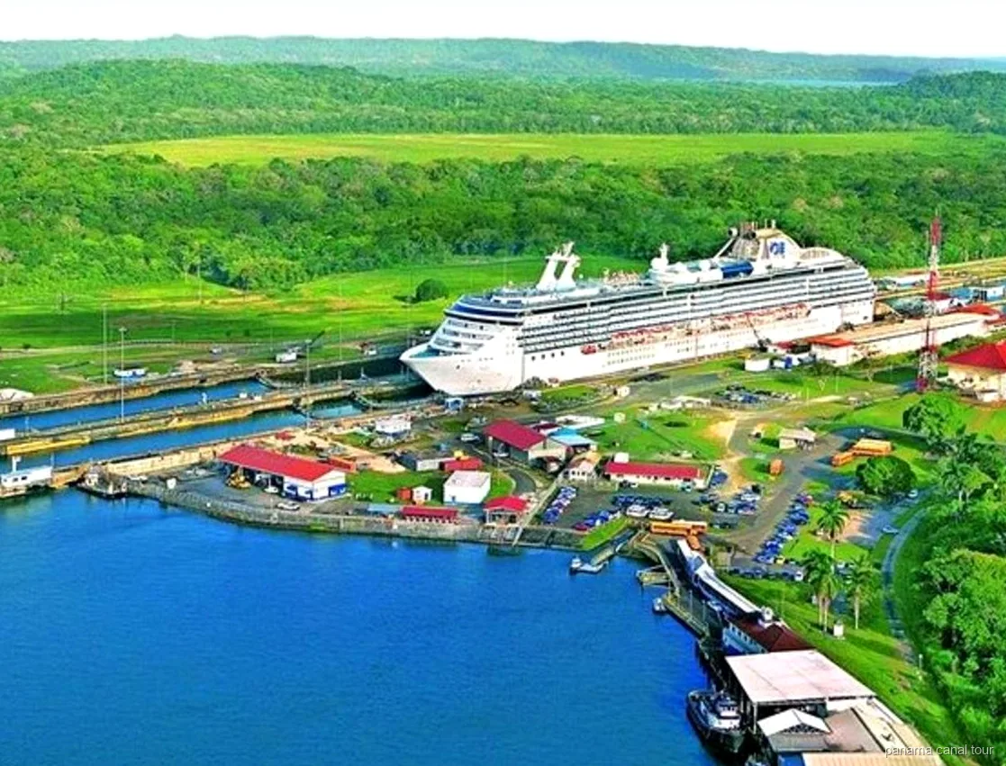 Frachtschiff bei der Durchfahrt der Miraflores-Schleusen, gesehen vom Besucherzentrum