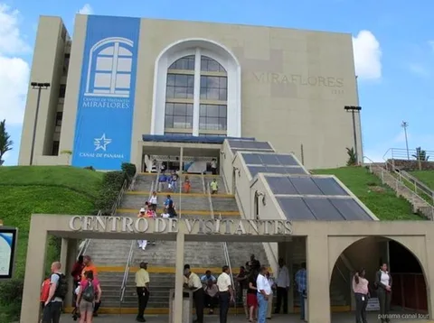 Mirador del Centro de Visitantes de Miraflores con vista a las esclusas del Canal de Panamá