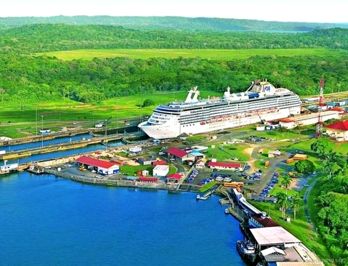 Barco de carga en tránsito por las Esclusas de Miraflores visto desde el centro de visitantes