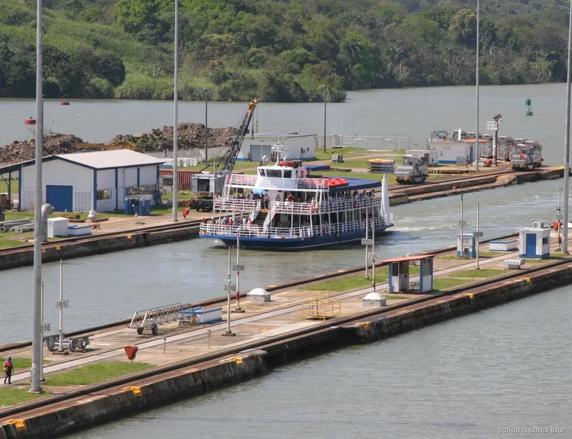 Embarcación de pasajeros cruzando las Esclusas de Miraflores en un tour en barco del Canal de Panamá