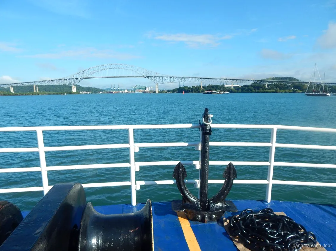 Vista del Corte Culebra desde un tour en barco por el Canal de Panamá