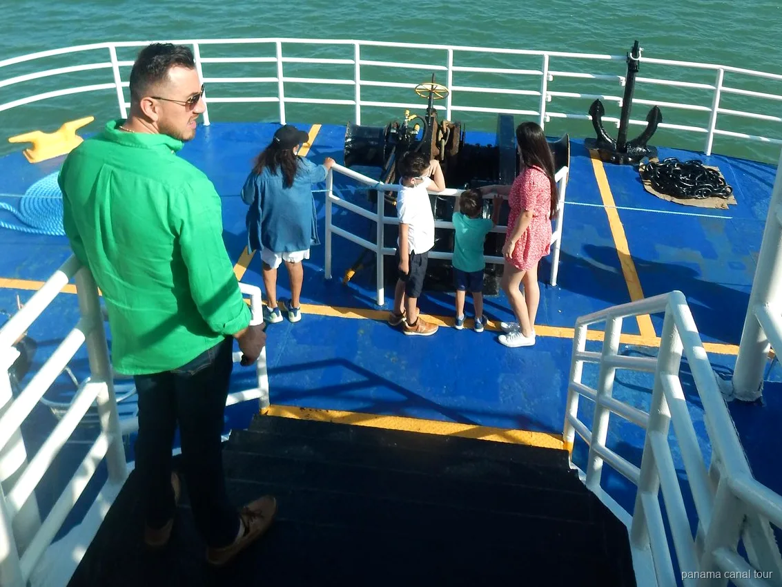 Almuerzo buffet servido a bordo durante un tour en barco del Canal de Panamá