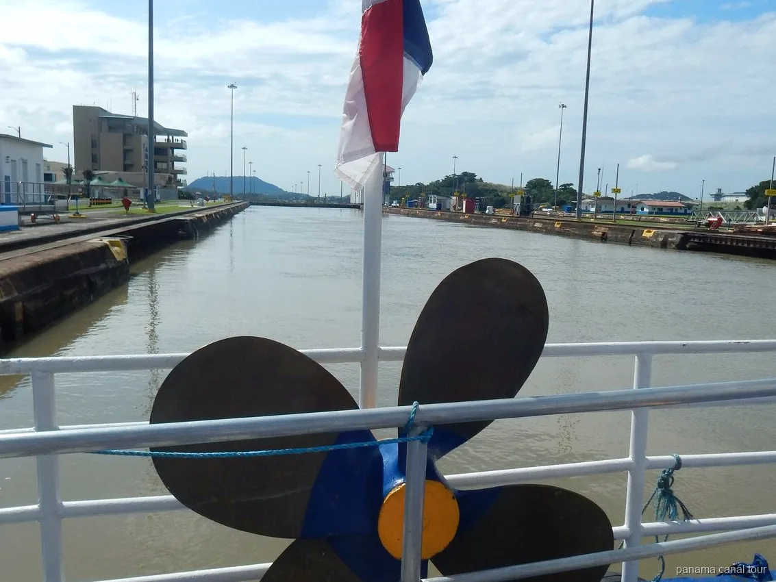 Embarcación del tour en barco del Canal de Panamá atracada en Gamboa