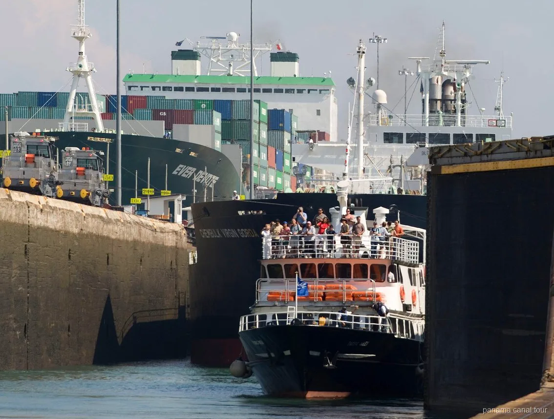 Embarcación pequeña cruzando las esclusas del Canal de Panamá en un crucero de tránsito completo