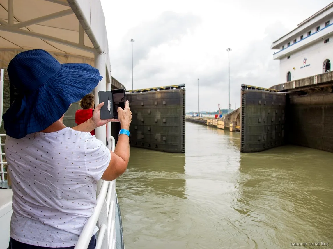 Cámara de esclusa del Canal de Panamá llenándose de agua durante un tour de tránsito completo