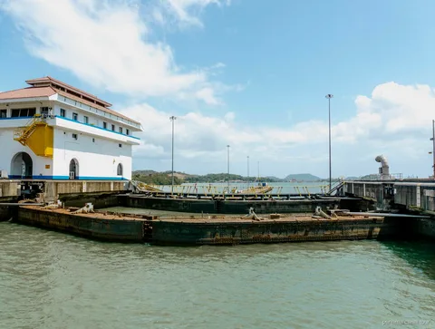 Vistas del Lago Gatún desde la cubierta de un crucero de tránsito por el Canal de Panamá