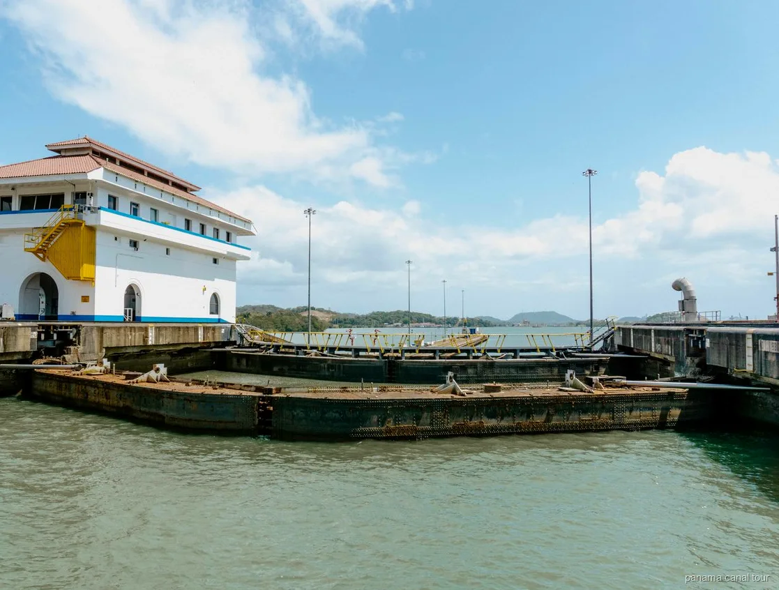 Vistas del Lago Gatún desde la cubierta de un crucero de tránsito por el Canal de Panamá