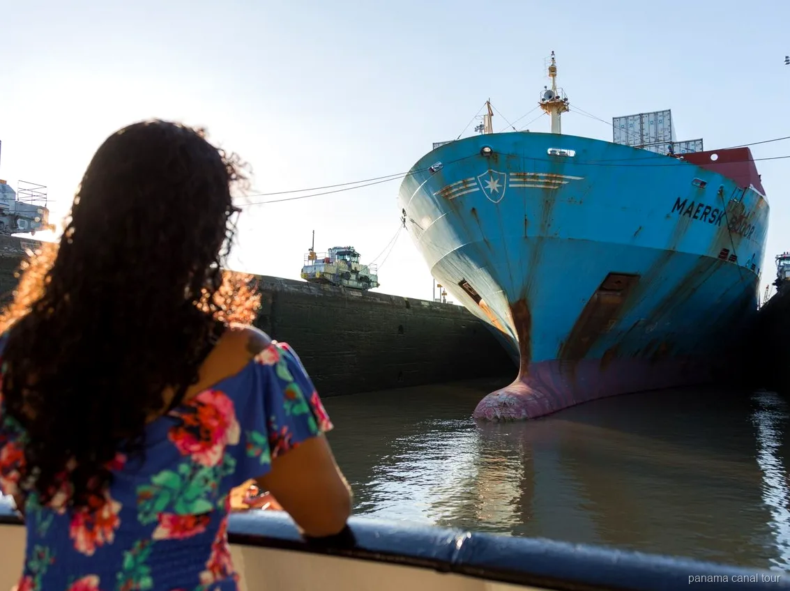 Barco de carga compartiendo el tránsito del Canal de Panamá con la embarcación del tour