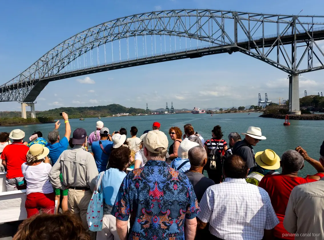 Compuertas de las Esclusas de Gatún cerrándose durante un crucero de tránsito completo por el Canal de Panamá