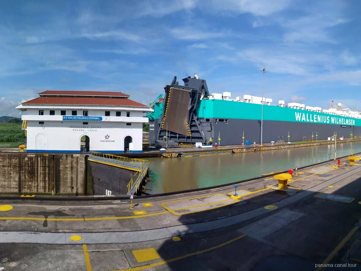 Boot auf dem Gatún-See bei der Suche nach Affen auf einer Panamakanal Wildlife-Tour