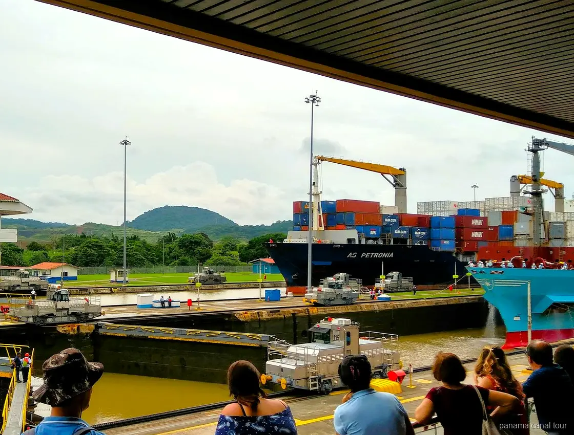 Frachtschiff von einer Wildlife-Bootstour auf dem Panamakanal aus gesehen