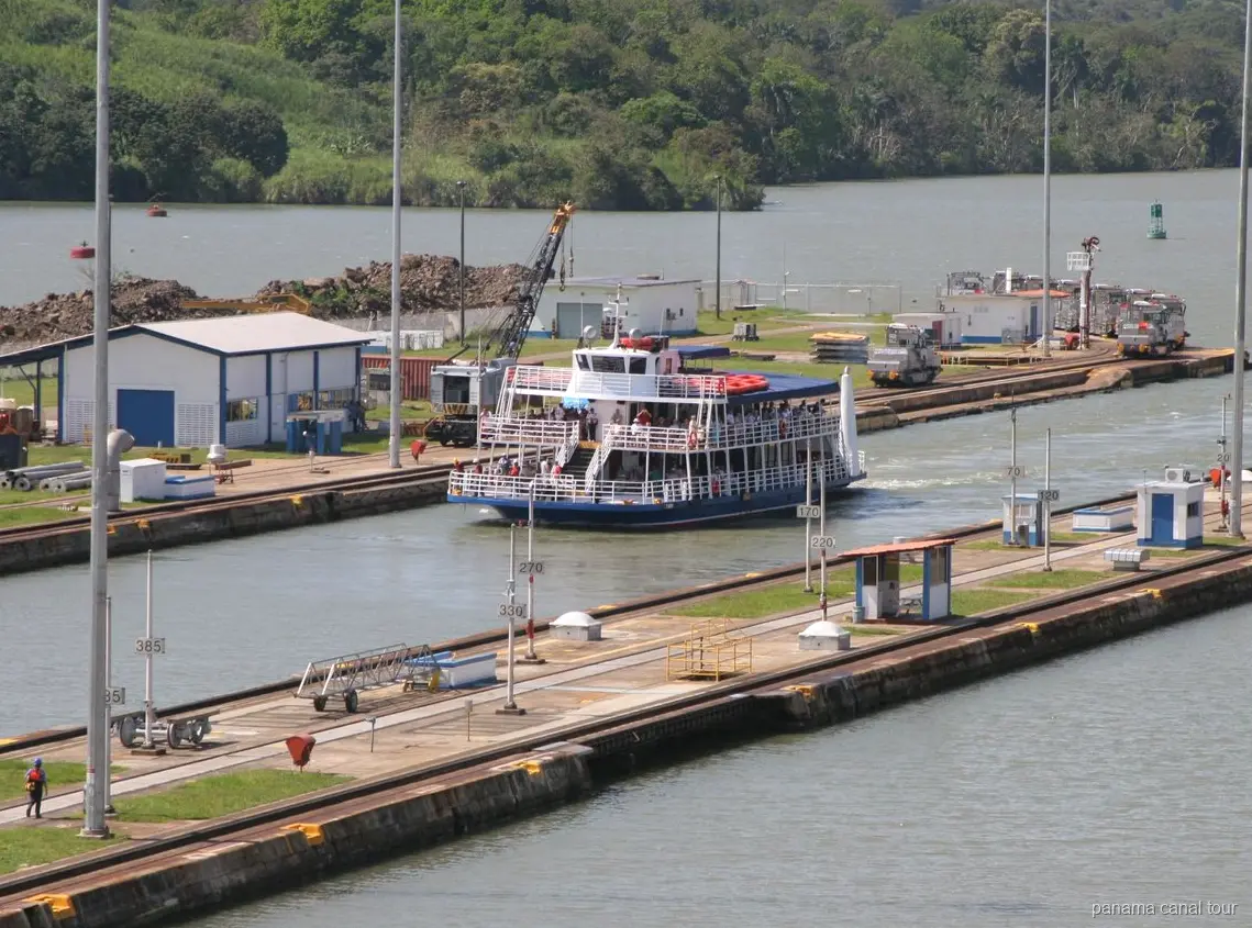 Passagierschiff bei der Durchfahrt der Miraflores-Schleusen auf einer Panamakanal Bootstour