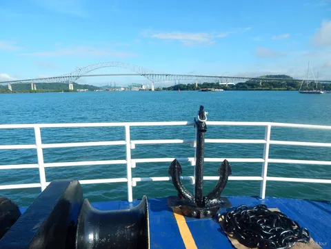 Blick auf den Gaillard Cut während einer Panamakanal Bootstour