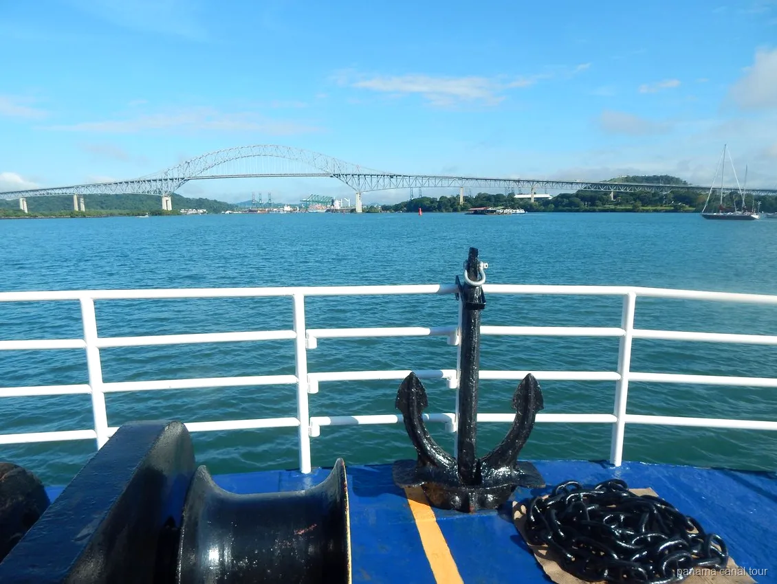Blick auf den Gaillard Cut während einer Panamakanal Bootstour