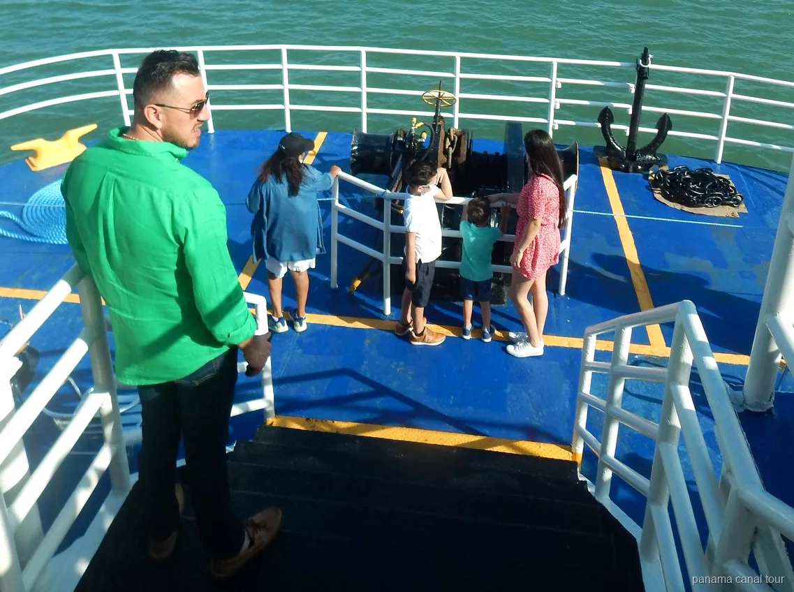 Buffet-Mittagessen an Bord während einer Panamakanal Bootstour
