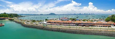 Kleine Gruppe am Panama-Schild des Amador Causeway auf der Panamakanal Skyline Tour