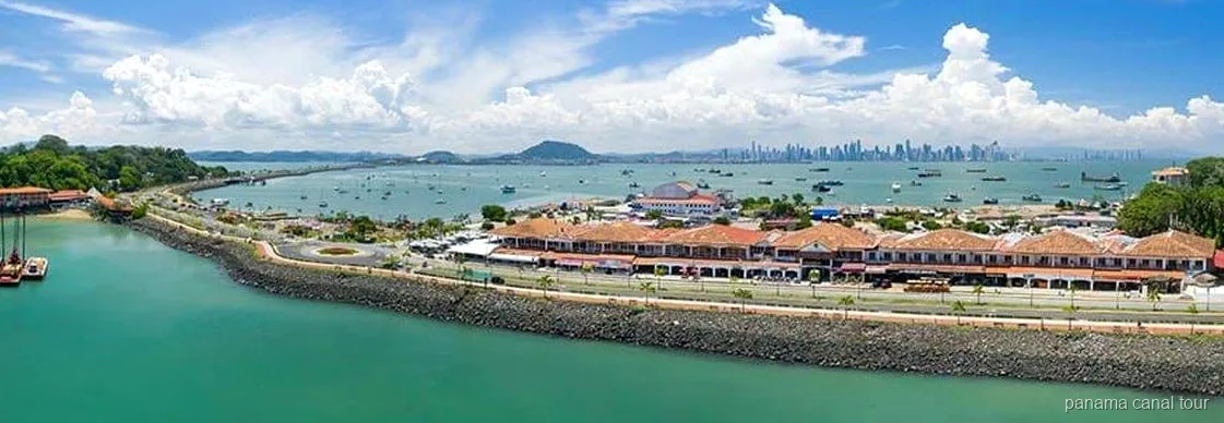 Kleine Gruppe am Panama-Schild des Amador Causeway auf der Panamakanal Skyline Tour