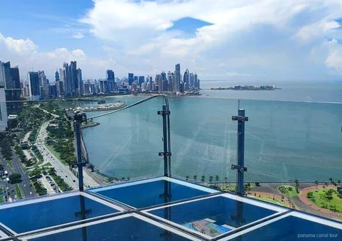 Blick auf die Skyline von Panama City vom Amador Causeway