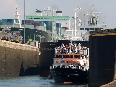 Kleines Schiff bei der Durchfahrt der Panamakanal-Schleusen auf der Vollpassage