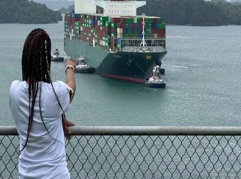 Schiff bei der Durchfahrt der Agua-Clara-Schleusen an der Atlantikseite des Panamakanals